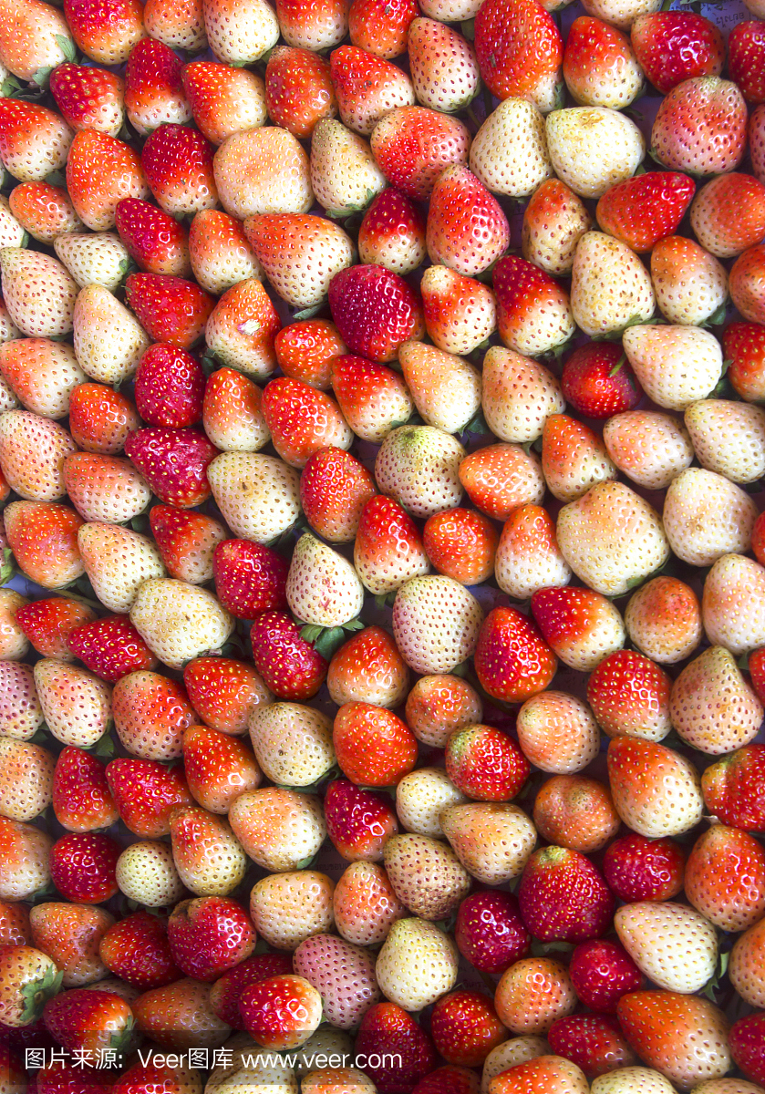 背景来自新鲜收获的草莓